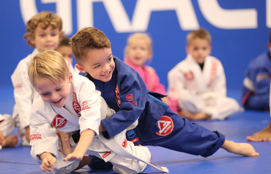 Foto de crianças praticando jiu-jitsu